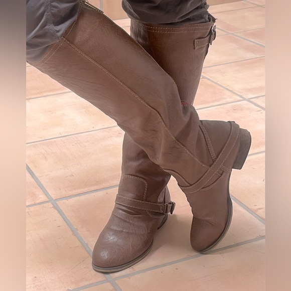 Breckell’s double-buckle riding knee boots with red contrast zipper. - Picture 2 of 5